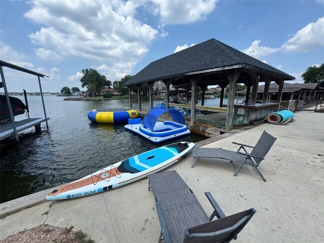 Building Photo - 14024 Shoreline Dr