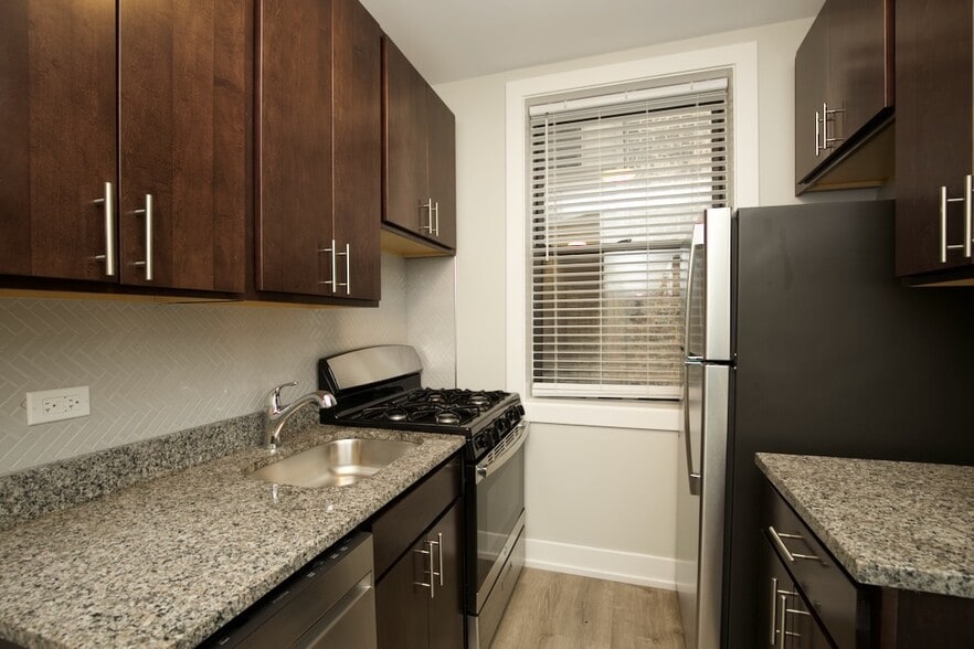 Building Photo - 716 W Brompton