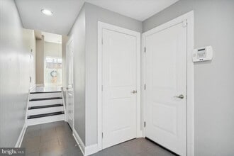 Building Photo - 1353 N Mascher St