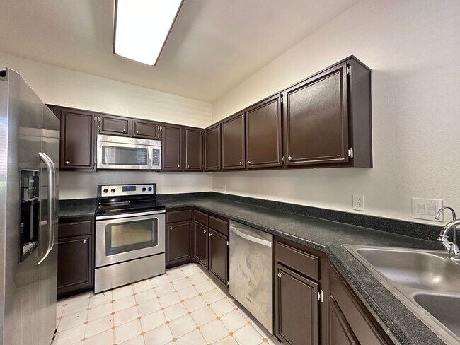 Building Photo - Spacious 2BD Condo with a garage!