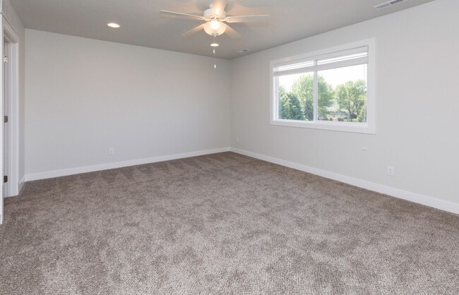 Building Photo - Beautiful, single-family home in Altoona! ...