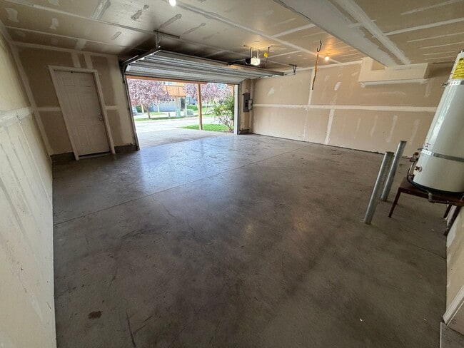 Building Photo - 2 Bedroom 2.5 bath townhouse w/ bonus room & Garage in Pasco