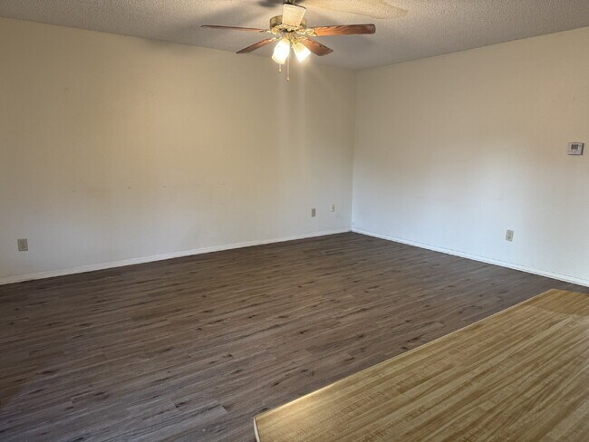 Building Photo - Move in Ready 2 bedroom 1 bath apartment -...