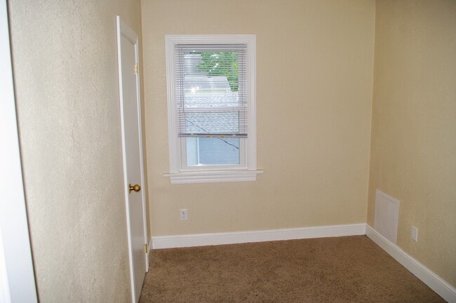 Building Photo - Charming 3 Bedroom Home Near West St. Paul!!