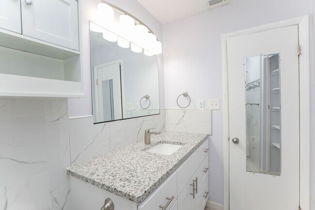 Building Photo - "Beautifully Updated Townhome – Ready for ...