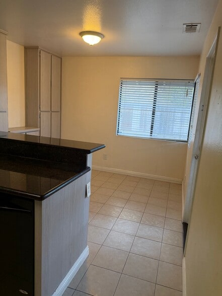 Building Photo - 4500 Villas Dr