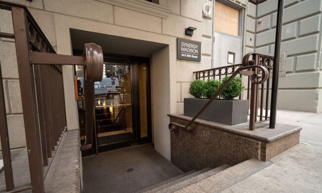 Building Photo - 24 E 38th St