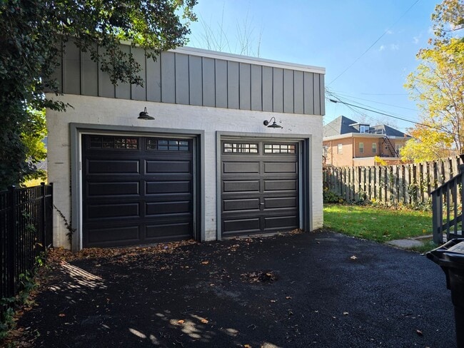 Building Photo - Gorgeous one of a kind 5 bedroom home fully updated