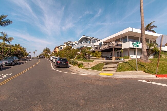 Building Photo - Charming 3 Bed/2 Bath Home in Bird Rock/ La Jolla- 1 Block from the Ocean!