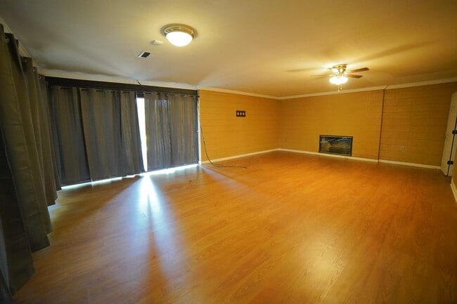 Building Photo - 1105 Solana Ave