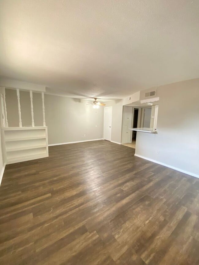 Building Photo - Large 1 BED 1 BATH