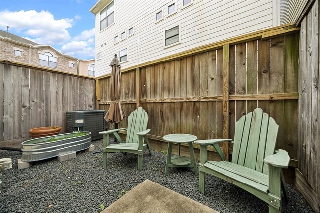 Building Photo - 8715 Meadowcroft Dr