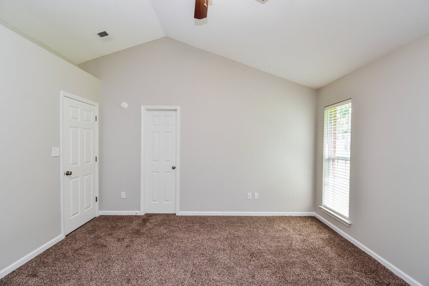 Building Photo - 13273 Sandbourne S