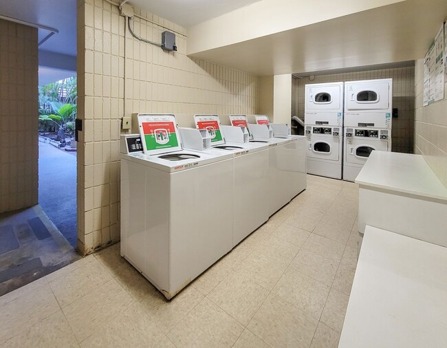 Building Photo - 1023