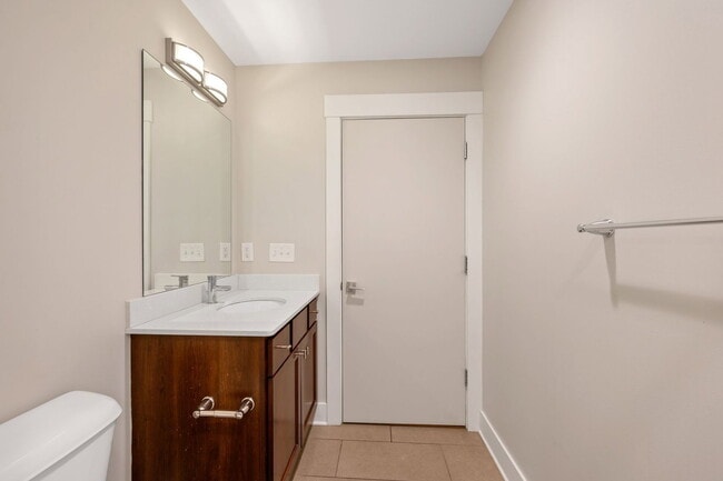 Building Photo - 516 E 13th St