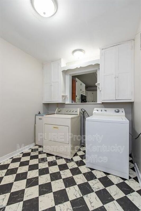 Building Photo - 206 Floral Park