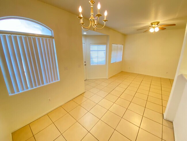 Building Photo - Charming 2 Bed/3Bath/2 Car Garage, Townhom...