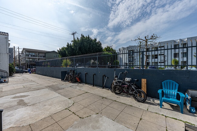 Courtyard - Sweet Spot Alert! Cozy 1 Bed in the Heart of LA