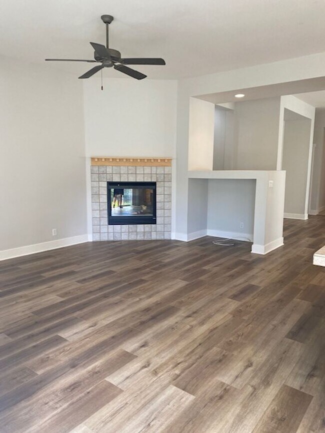 Building Photo - Sweet, perfect 10 located in Caughlin Ranc...