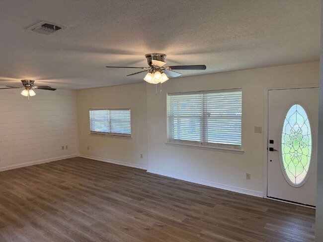 Building Photo - "Charming 3-Bedroom Gem with Granite Touches in Fort Walton Beach"