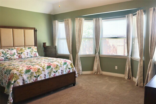 Building Photo - 5627 S Denham Ridge Ln