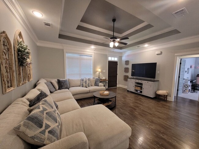 Building Photo - Beautiful 4BD/2BA Home with Screened Patio...