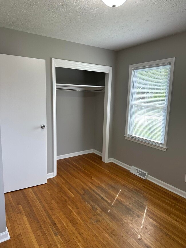 Building Photo - 3369 Holwyn Rd