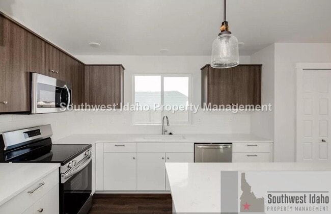 Building Photo - 8140 E Sunray Dr