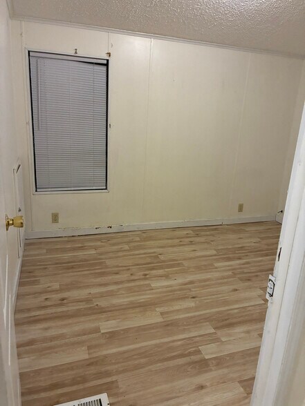 Building Photo - 445 FM 489