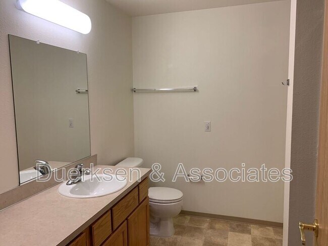 Building Photo - 2960 NW Tyler Ave