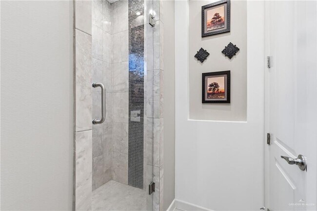 Building Photo - 18 Linva Ave