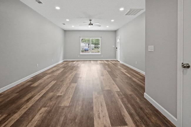 Building Photo - 2 Bed / 1 Bath Duplex for Rent – $1,350/Month