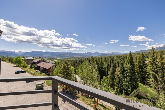 Building Photo - Buffalo Ridge - Spacious unit with Wifi, Covered Parking & Clubhouse