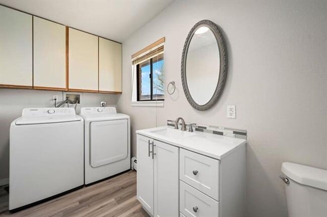 Building Photo - 3 Bed 2.5 Bath Home Available!