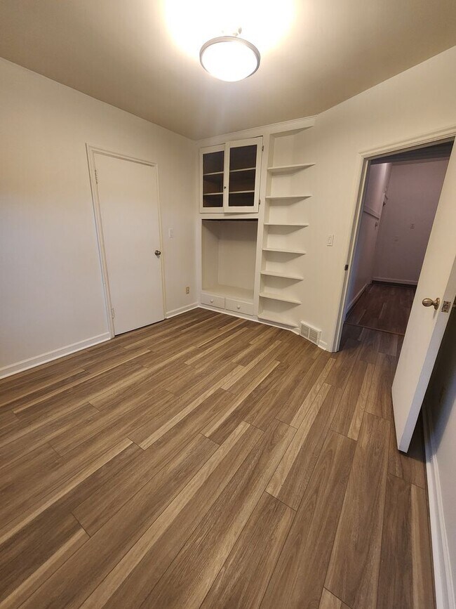 Building Photo - 350 SW State St