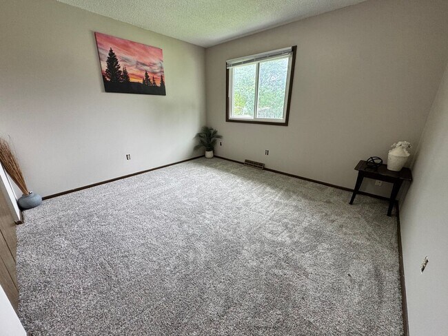 Building Photo - 3 bed, 1.5 bath duplex for rent in Cedar Falls