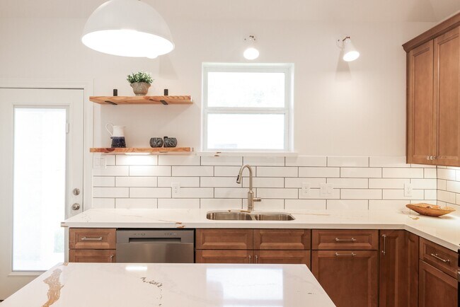 Building Photo - 2303 Cunningham Dr