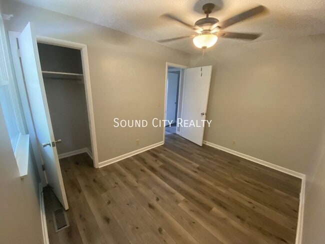 Building Photo - 923-B Oak Vale Dr-