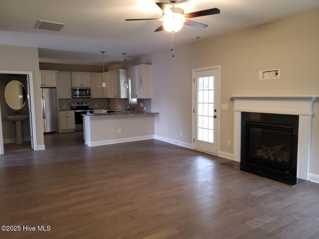 Building Photo - 560 Hampstead Pl