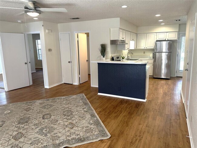 Building Photo - 503 Algerita Dr