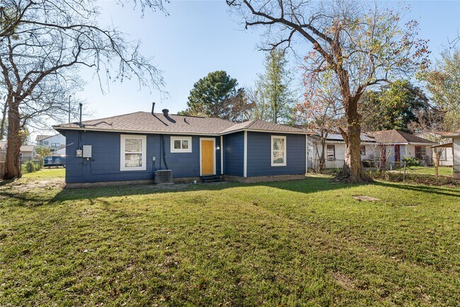 Building Photo - 5825 Southurst St