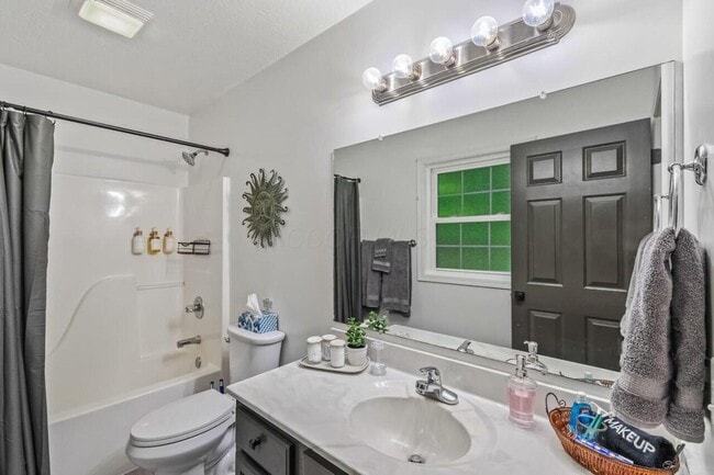 Building Photo - 444 Grand Ridge Dr