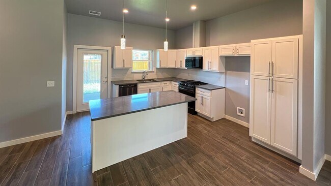 Building Photo - 605 Remington Ave