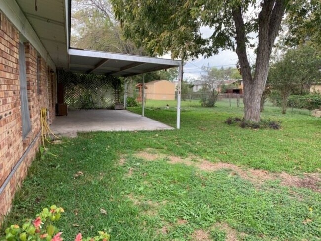 Building Photo - Lovely 3 bedroom 2 bath home