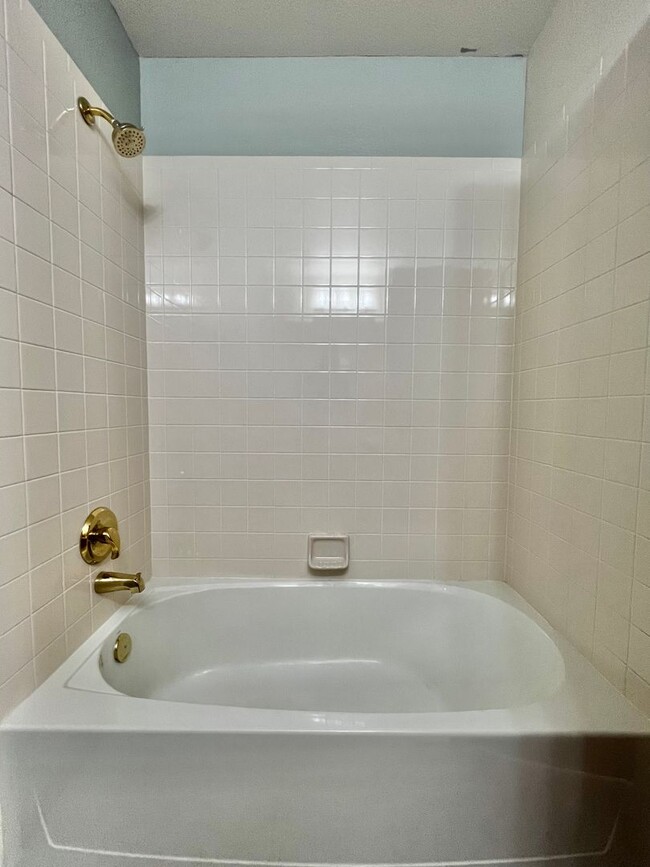 Building Photo - Stunning 4-Bedroom, 4-Bathroom Home in Sou...