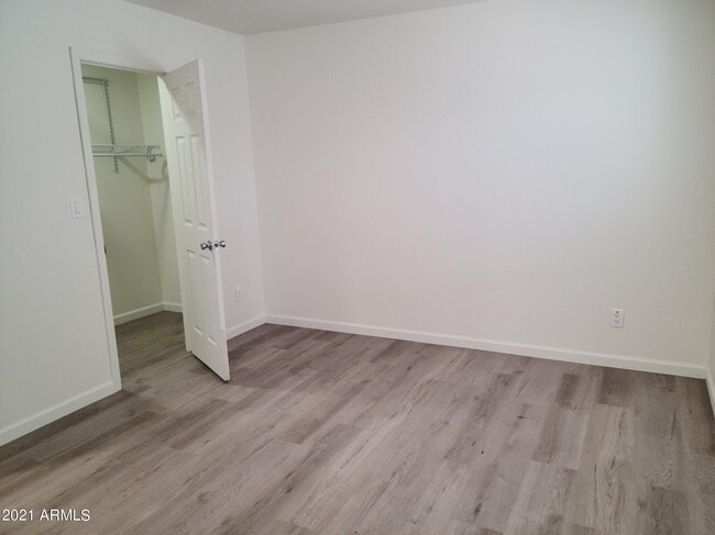 Building Photo - 1008 W Malibu Dr