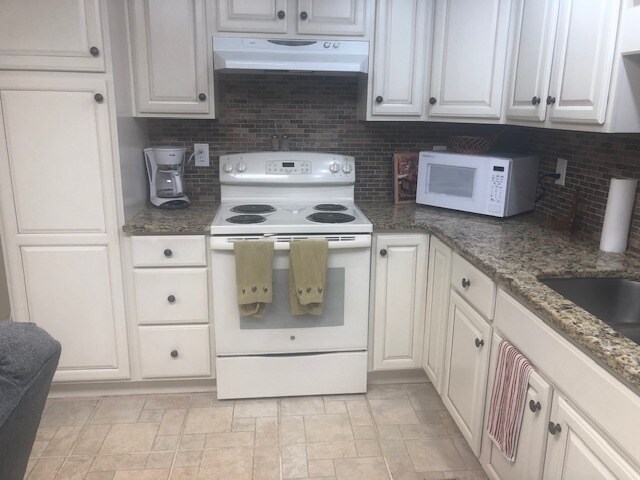 Fully Equipped Kitcehn - 1493 Scarlet Ct NE