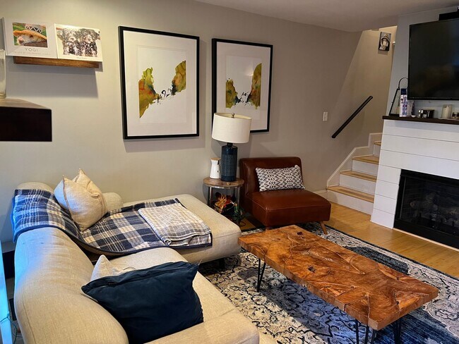 Building Photo - Immaculate end unit townhome in Raleigh's most desirable neighborhood - THE Five Points!