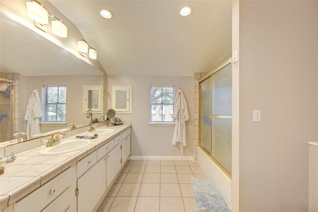 Building Photo - 824 Wax Myrtle Ln