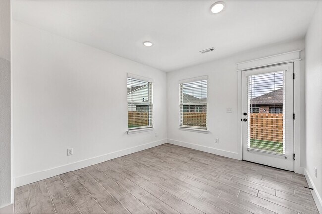 Building Photo - 2031 Bluebonnet Ln